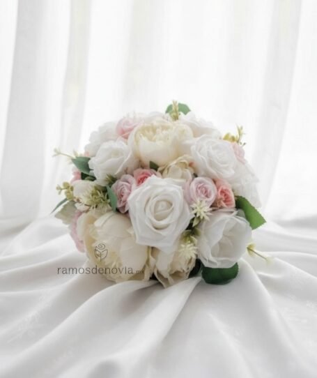 Bouquet romántico de peonías y rosas blancas y rosa suave 1101