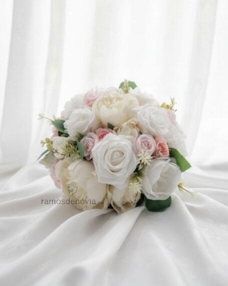 Bouquet romántico de peonías y rosas blancas y rosa suave 1101