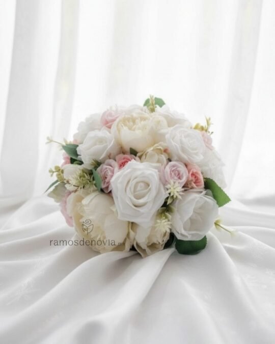 Bouquet romántico de peonías y rosas blancas y rosa suave 1101