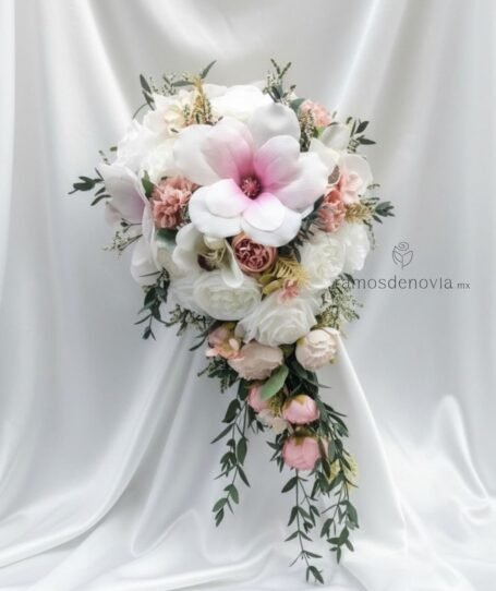 Cascada romántica en blanco y rosa suave 1108