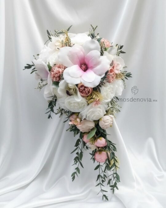 Cascada romántica en blanco y rosa suave 1108