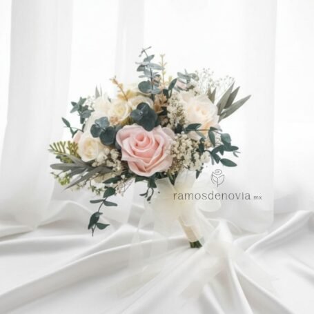 Bouquet natural de rosas blancas y rosa suave 1111