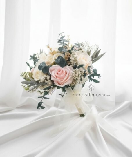 Bouquet natural de rosas blancas y rosa suave 1111