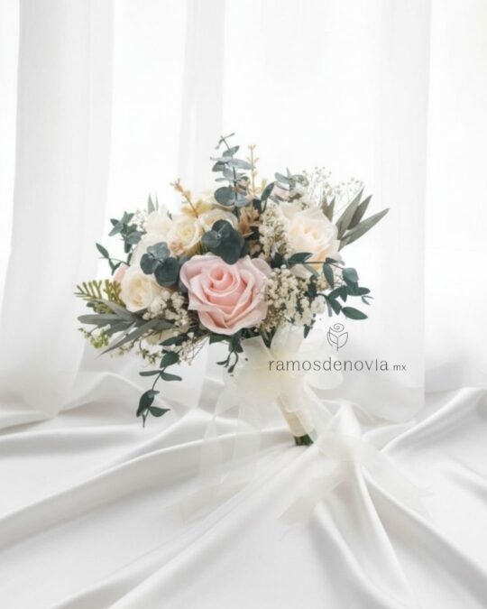 Bouquet natural de rosas blancas y rosa suave 1111