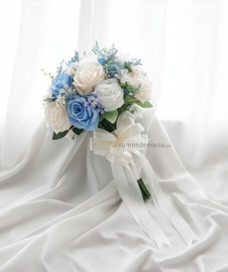 Bouquet de rosas blanco y azul cielo 1112