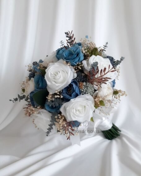 Rosas azul cielo y blancas con follaje 1017