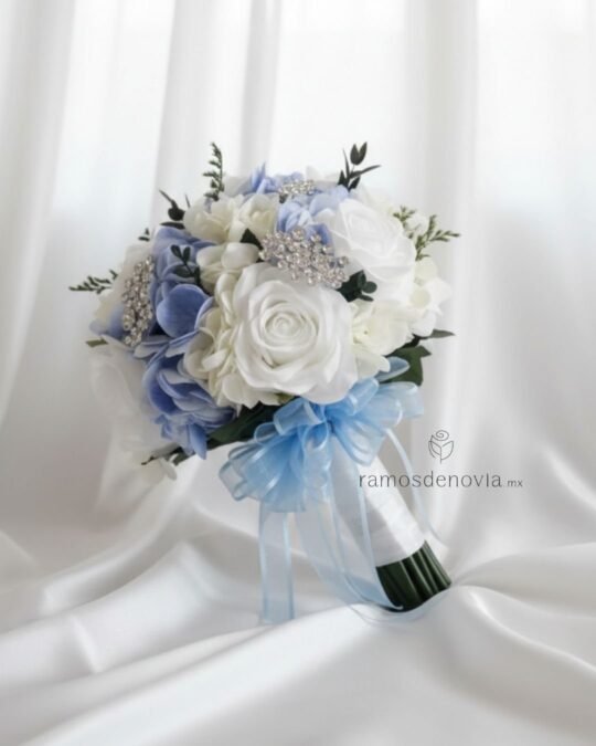 Rosas blancas y hortensias azul cielo con pedrería 1018