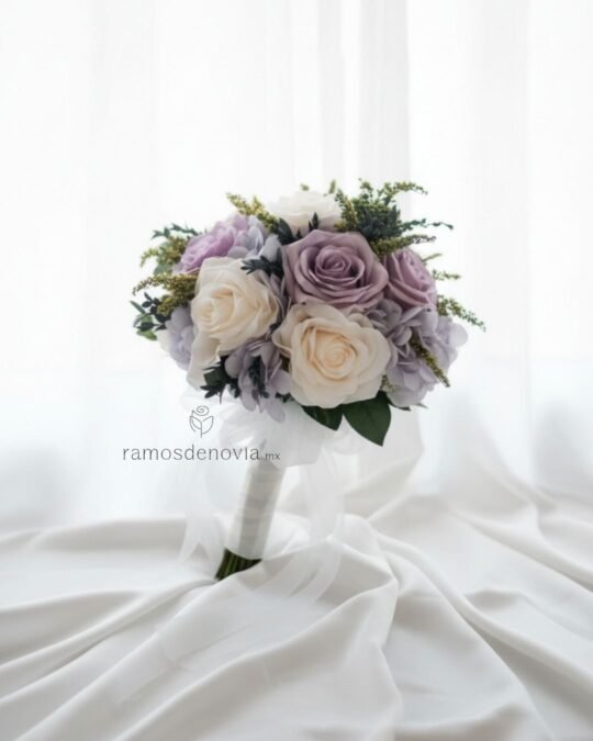 Rosas ivory y lila con hortensias 1023