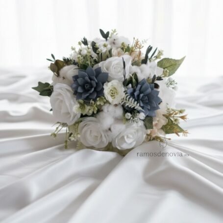 Rosas blancas y suculentas azul grisáceo 1024