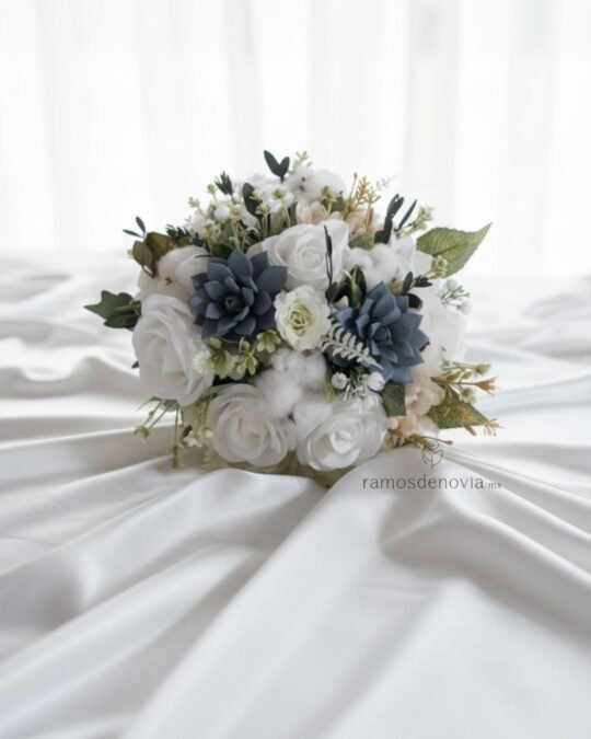 Rosas blancas y suculentas azul grisáceo 1024