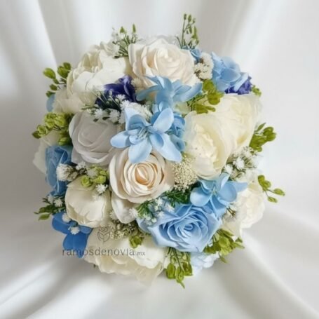 Rosas blancas y azul cielo con lirios 1030