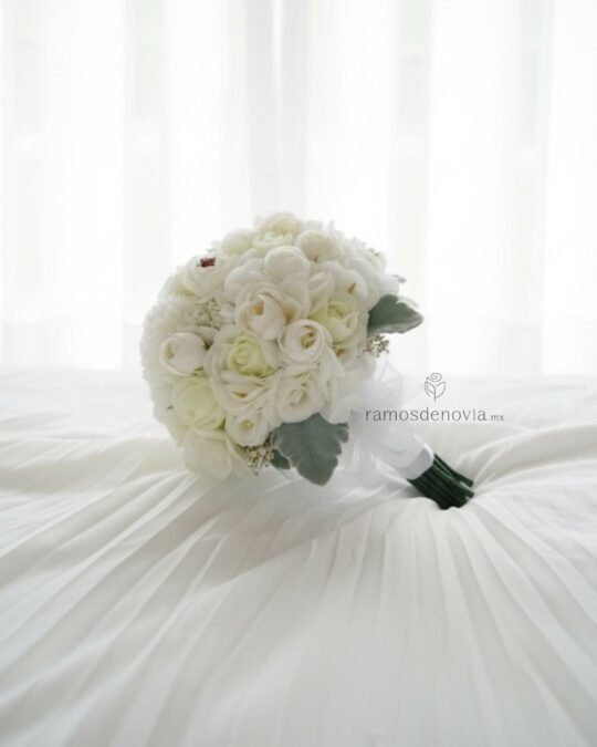 Bouquet de rosas ivory y blancas 1034