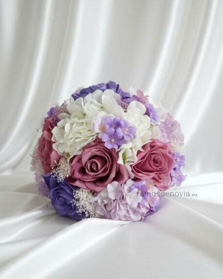 Rosas lila y moradas con hortensias 1035