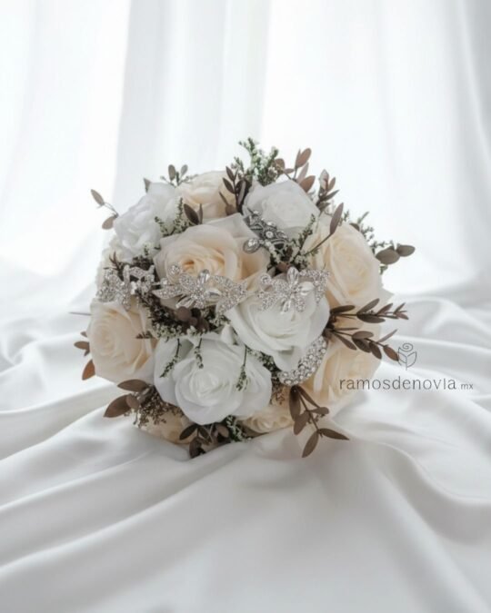 Rosas ivory con aplicaciones de pedrería 1038