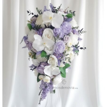 Rosas lila y orquídeas blancas en cascada 1048