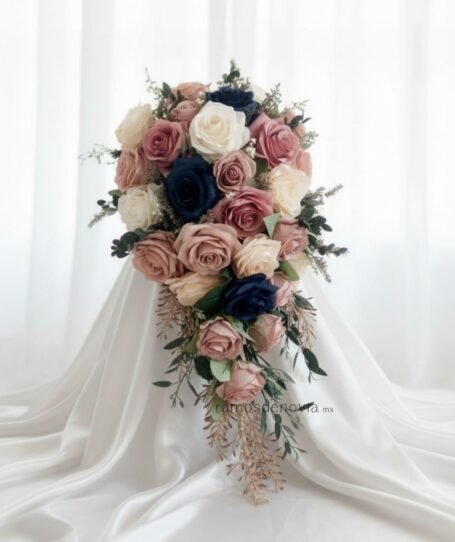 Rosas ivory y azul marino en cascada 1050