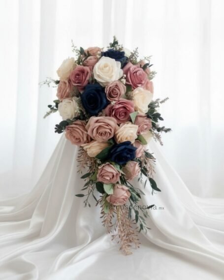 Rosas ivory y azul marino en cascada 1050