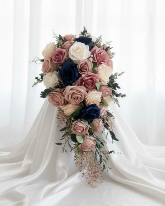 Rosas ivory y azul marino en cascada 1050