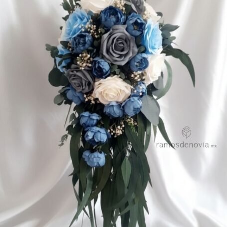 Rosas azules, grises e ivory en cascada 1051