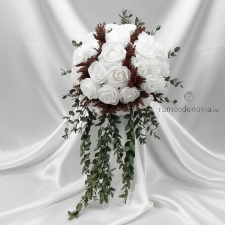 Rosas blancas con toques vino en cascada 1052