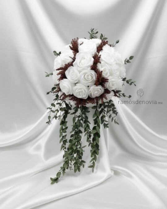 Rosas blancas con toques vino en cascada 1052
