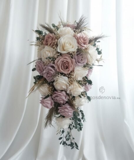 Rosas lila e ivory en cascada 1053