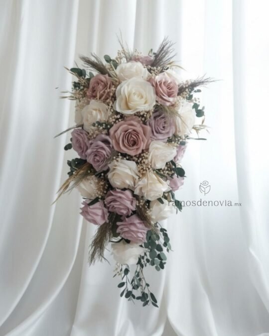 Rosas lila e ivory en cascada 1053