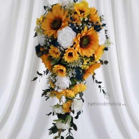 Girasoles y rosas blancas en cascada 1055