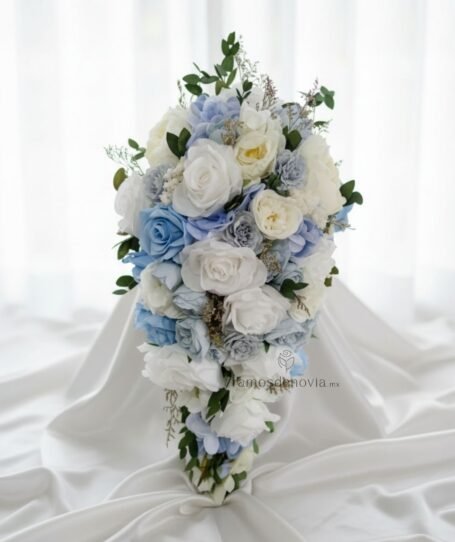 Cascada de Rosas blanco y azul cielo con Hortensia 1067