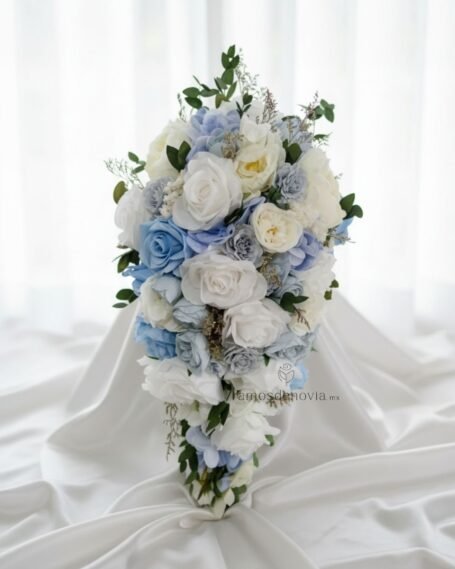 Cascada de Rosas blanco y azul cielo con Hortensia 1067