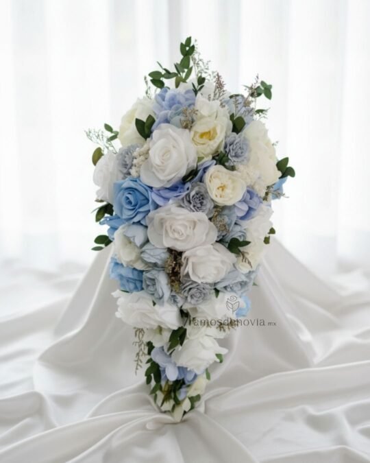 Cascada de Rosas blanco y azul cielo con Hortensia 1067