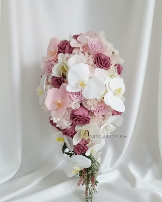 Cascada de Rosas Rosa y Orquídeas Blancas 1074