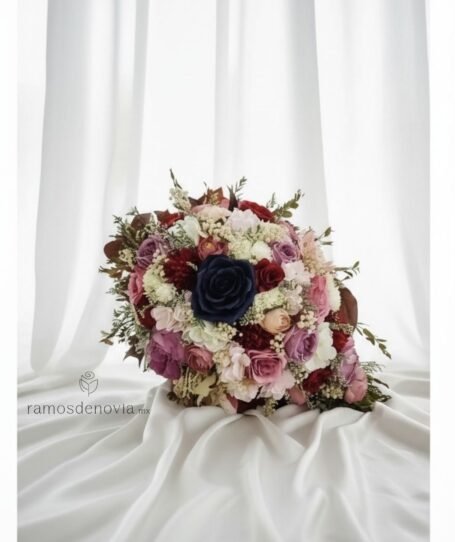 Bouquet de Rosas Multicolor con Azul Marino 1075