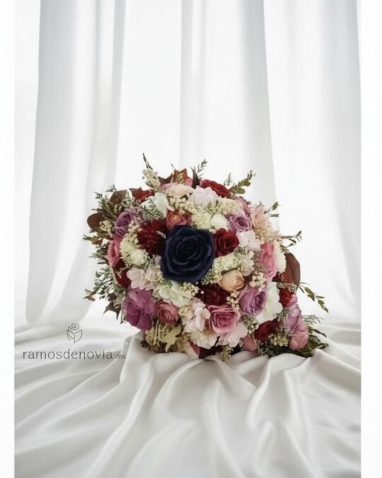 Bouquet de Rosas Multicolor con Azul Marino 1075