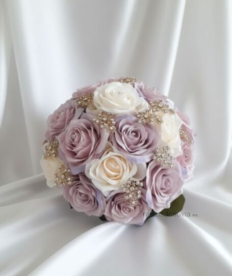 Bouquet de rosas ivory y lilas con pedrería 1086