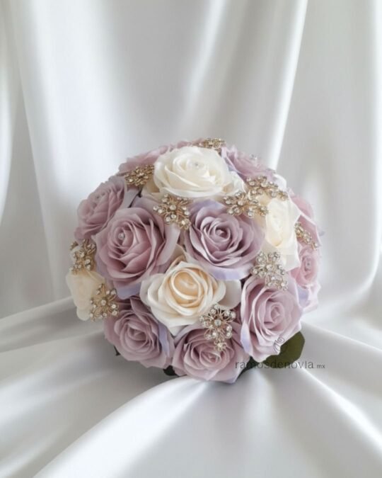 Bouquet de rosas ivory y lilas con pedrería 1086
