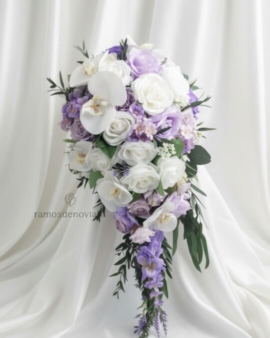 Cascada blanca y lila con orquídeas 1093