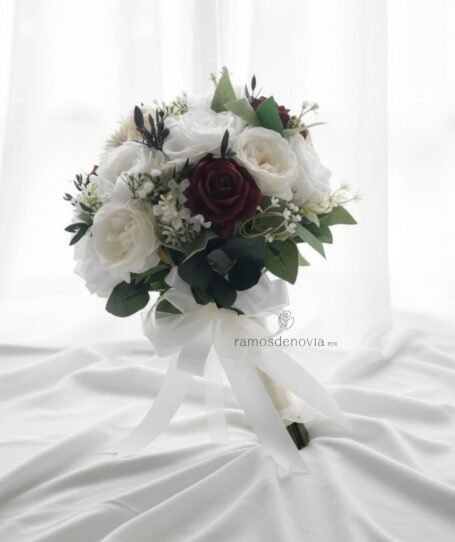 Bouquet de rosas blancas con toque vino 1094