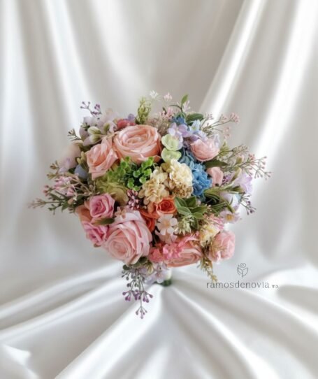 Bouquet de Rosas Pastel y Hortensias Azul Cielo