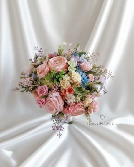 Bouquet de Rosas Pastel y Hortensias Azul Cielo